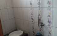 In-room Bathroom 4 Permata Cimahi Homestay