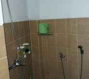 Toilet Kamar 6 2 Sleep Guest House