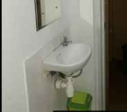 Toilet Kamar 3 2 Sleep Guest House