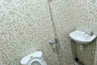 In-room Bathroom OYO 91567 Hotel Adi Guna