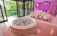 Toilet Kamar 2 Bed Villa Resort Chiang Rai