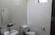 Toilet Kamar 6 KCC Homestay Dalat