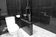 In-room Bathroom Saras City Hotel