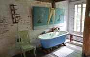 ห้องน้ำภายในห้อง 4 Thai Artist Stilt House - H2H
