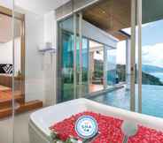 In-room Bathroom 5 Wyndham Grand Phuket Kalim Bay