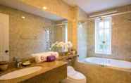 In-room Bathroom 6 Saigon By Night Hotel & Suite