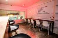 Quầy bar, cafe và phòng lounge HQ Hostel Silom