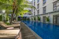 Swimming Pool Wyndham Garden Kuta Beach Bali