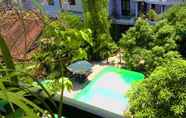 Kolam Renang 3 Halo Guest House 