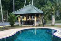 Kolam Renang Marilyns Residential Resort