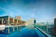 Swimming Pool Hotel Stripes Kuala Lumpur, Autograph Collection