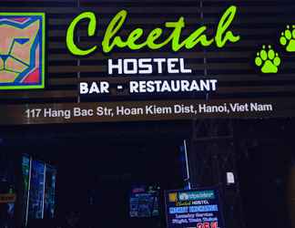 Bên ngoài 2 Cheetah Hostel