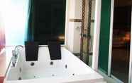 Toilet Kamar 5 The Privi Suites