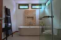 Toilet Kamar Yanui Beach Villas