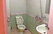 Toilet Kamar 7 Duc Tai Guesthouse