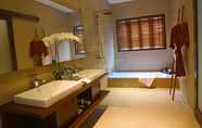 In-room Bathroom 5 Uppala Villa Nusa Dua