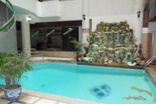 สระว่ายน้ำ Diamond Beach Hotel