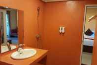 Toilet Kamar Family Guesthouse Chaweng 