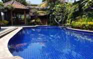 Swimming Pool 2 Jos & Hanny Villa