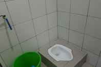 Toilet Kamar Cozy Room at Homestay Agbil