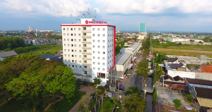 Bangunan Hotel Brothers INN Merah Solo Baru