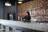 Bar, Cafe and Lounge Hotel Brothers INN Merah Solo Baru