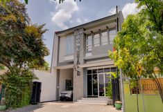 Exterior 2 OYO 3229 Ijen Homestay
