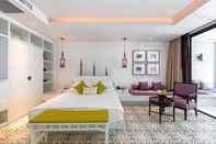 ห้องนอน Outrigger Surin Beach Resort
