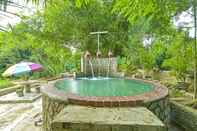 Swimming Pool OYO 90642 Twin Mutiara Chalet & Homestay