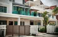 Bangunan 4 Modern & Luxury 7-Bedrooms Holiday Home (iB1)