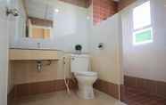 Toilet Kamar 2 The Four Lights Apartment