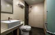 Toilet Kamar 4 Orange Hotel Kota Kemuning