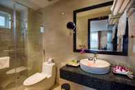 Phòng tắm bên trong Sofia Suite Hotel