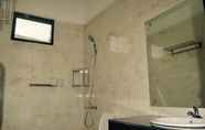 Toilet Kamar 4 Opriss Hotel