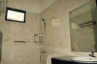 Toilet Kamar Opriss Hotel