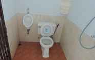 Toilet Kamar 7 Highway Inn