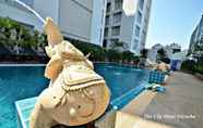 Swimming Pool 2 The City Hotel Sriracha by BBH Japan