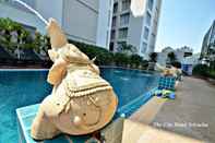 Kolam Renang The City Hotel Sriracha by BBH Japan