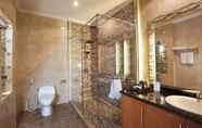 Toilet Kamar 4 Raintree Boutique Villa & Gallery