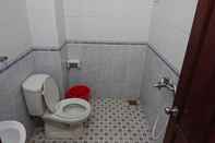 Phòng tắm bên trong Gia Nguyen Motel