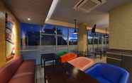 Quầy bar, cafe và phòng lounge 5 POP! Hotel Banjarmasin