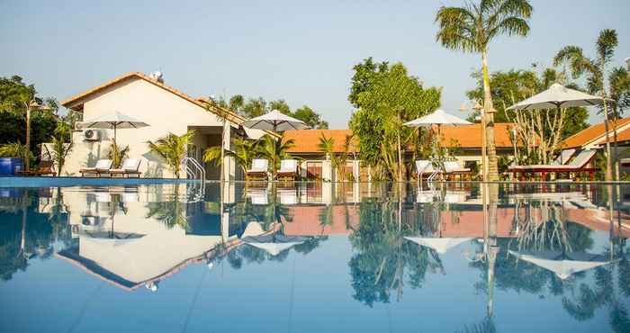 Swimming Pool Ong Lang Village Resort