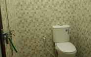 Toilet Kamar 3 Smart Room in Batu City at Alpukat Homestay