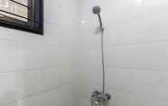 In-room Bathroom 7 Cozy Residence Muwardi Jakarta