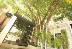 Exterior 3 STrips The Poshtel