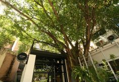 Exterior 4 STrips The Poshtel