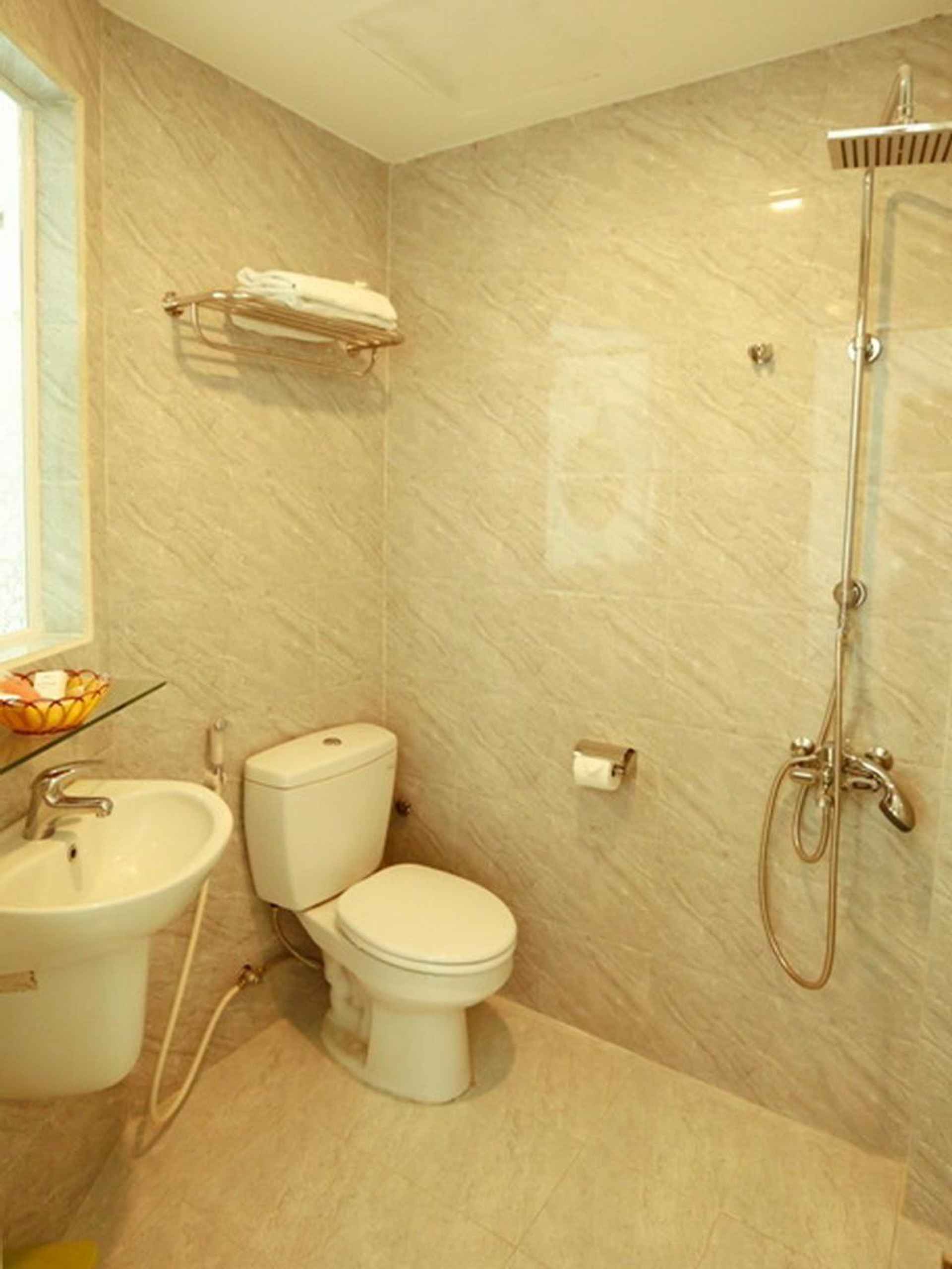 Phòng tắm bên trong Xuan Hung Hotel