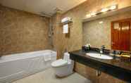 Phòng tắm bên trong 4 Bounty Hotel Hanoi