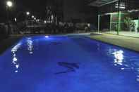 Swimming Pool Sharples Apartment