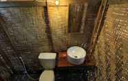 Toilet Kamar 7 Phayam Sport Bungalow